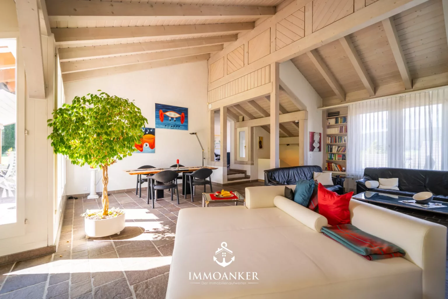 Helles Wohnzimmer mit Galerie und Essbereich
