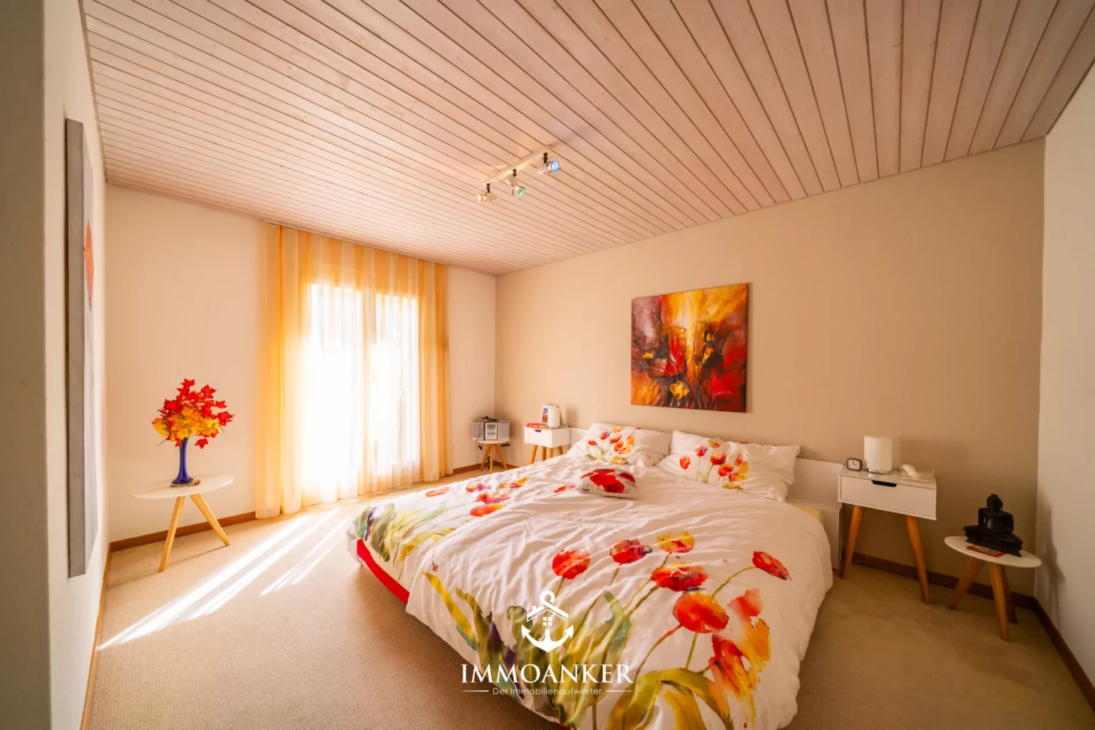 Helles Schlafzimmer mit floralem Bettbezug