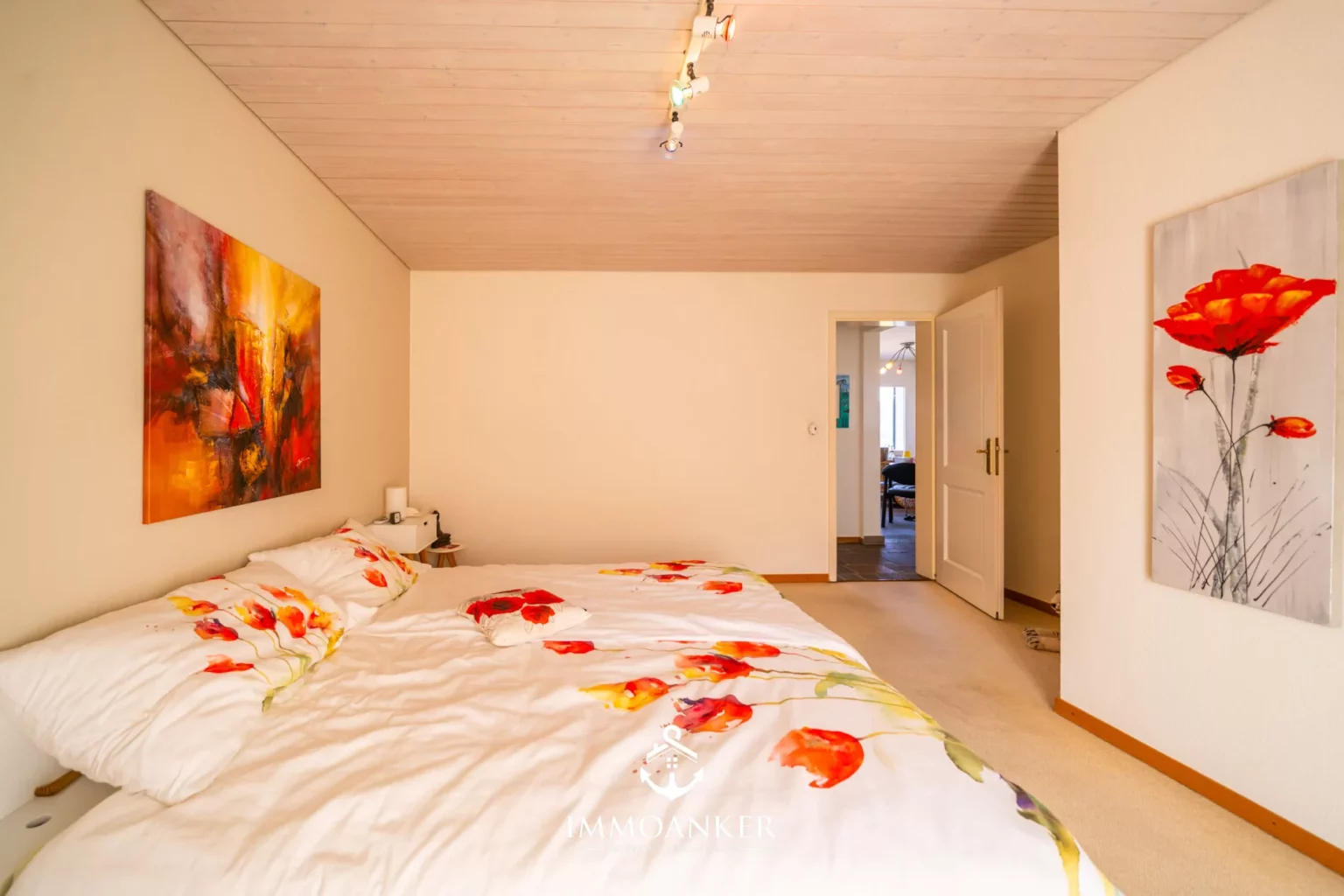Schlafzimmer mit floraler Bettwäsche