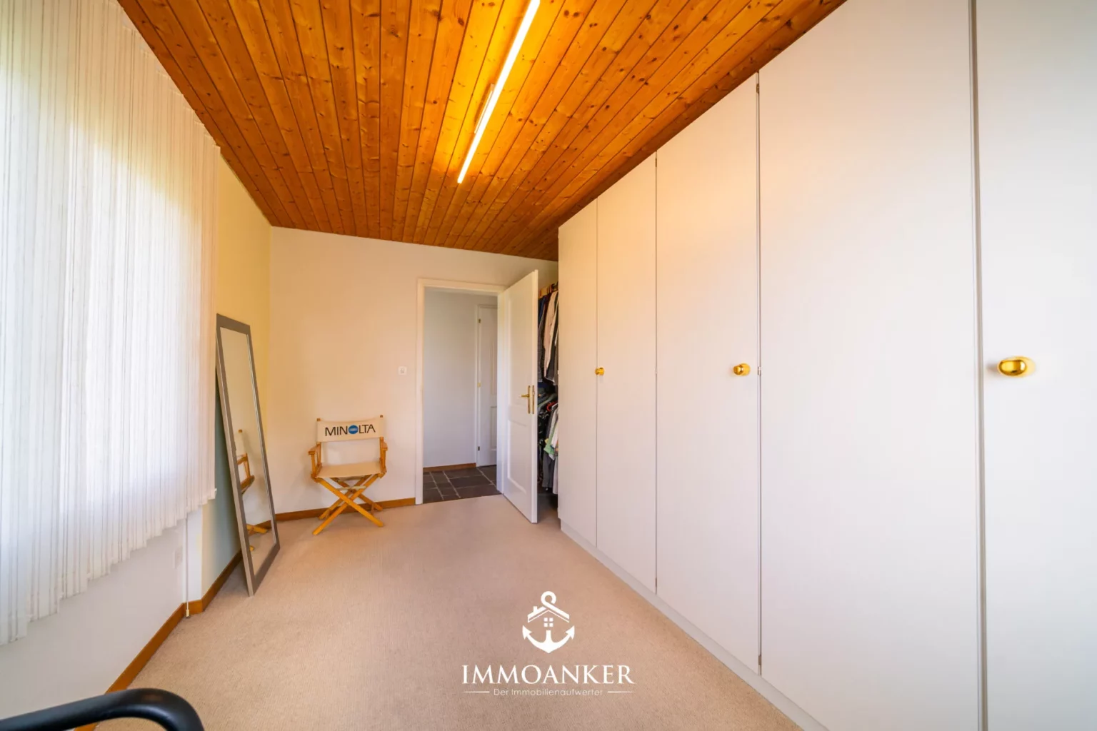 Helles Schlafzimmer mit Einbauschränken