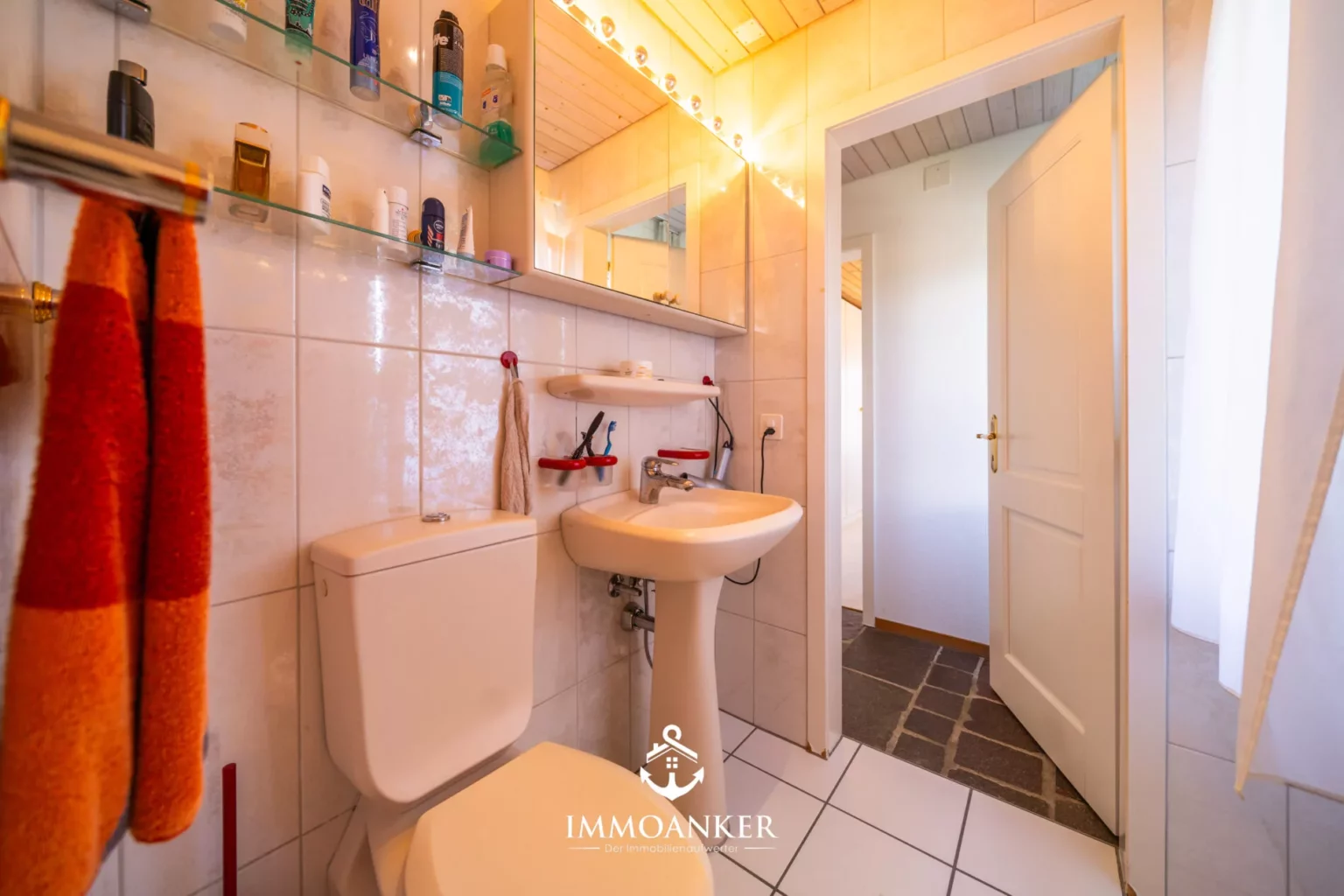 Kleines Bad mit WC und Waschbecken