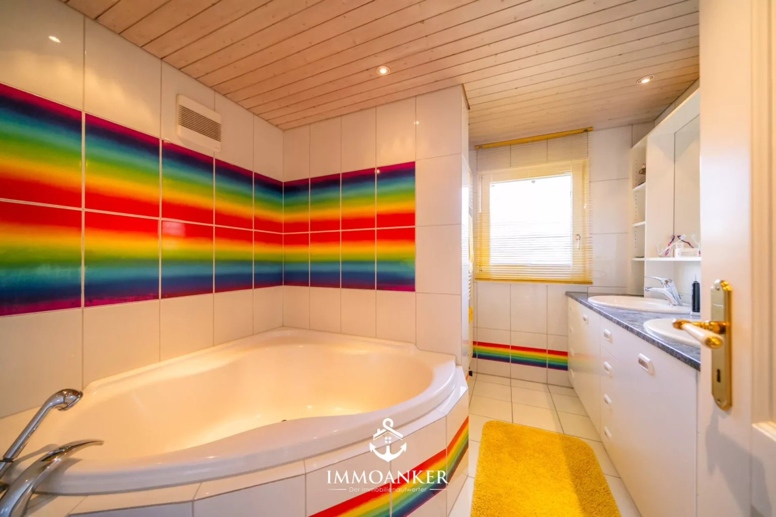 Bunt gestaltetes Badezimmer mit Badewanne