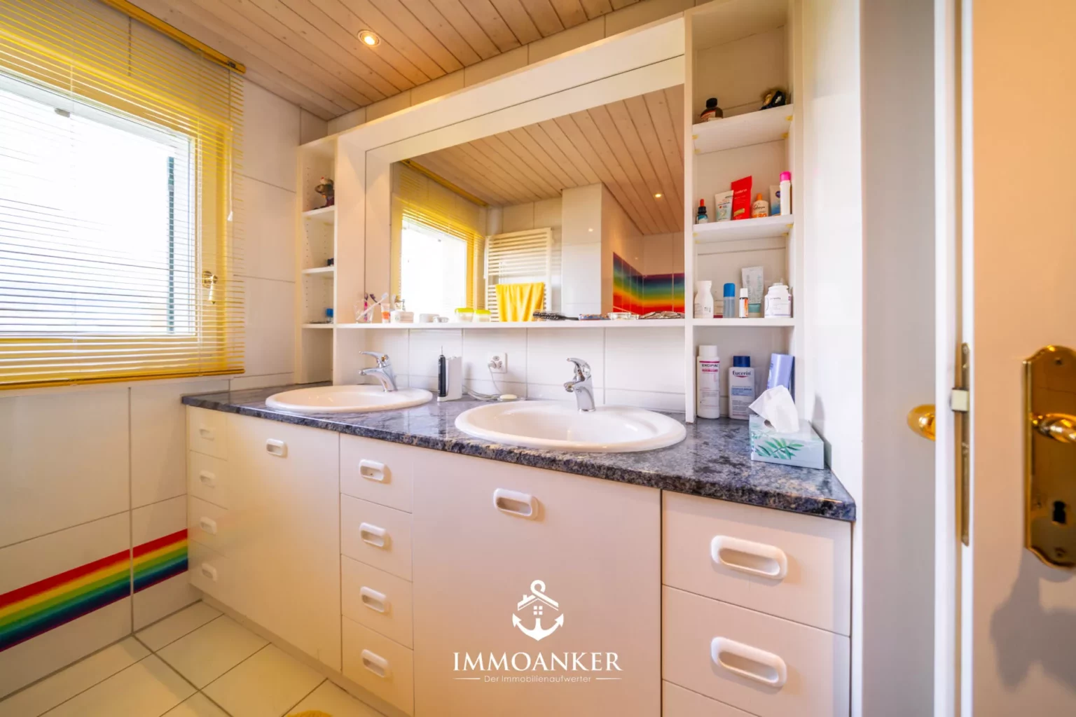Helles Badezimmer mit Doppelwaschtisch
