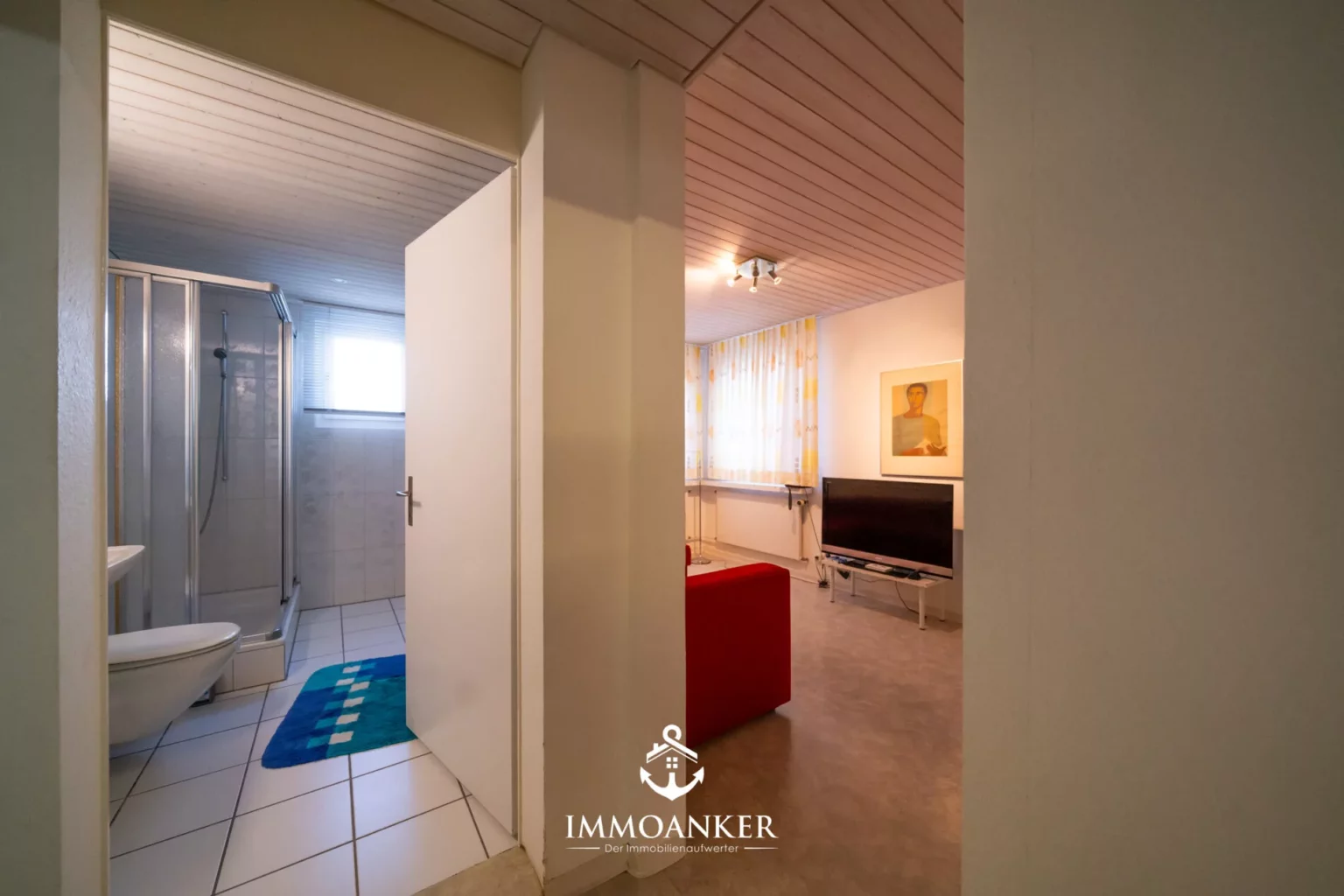 Badezimmer und Wohnbereich im Blick