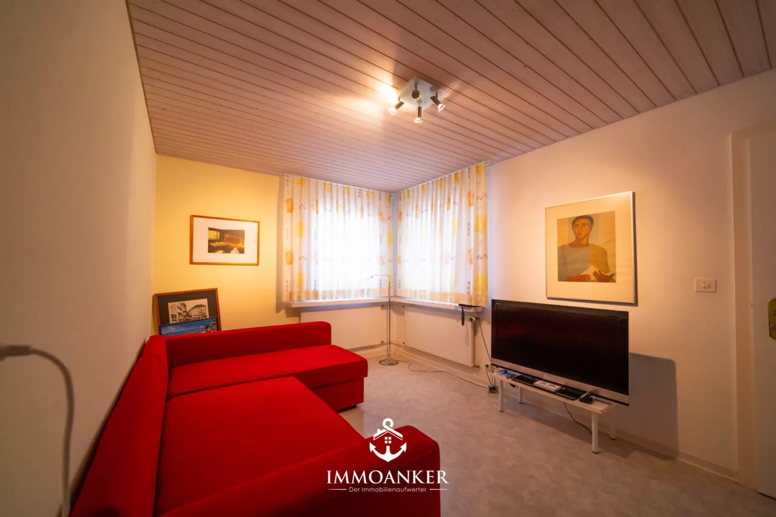 Wohnzimmer mit rotem Sofa