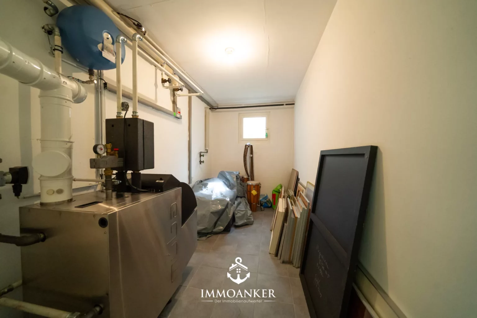 Technikraum mit Heizungsanlage