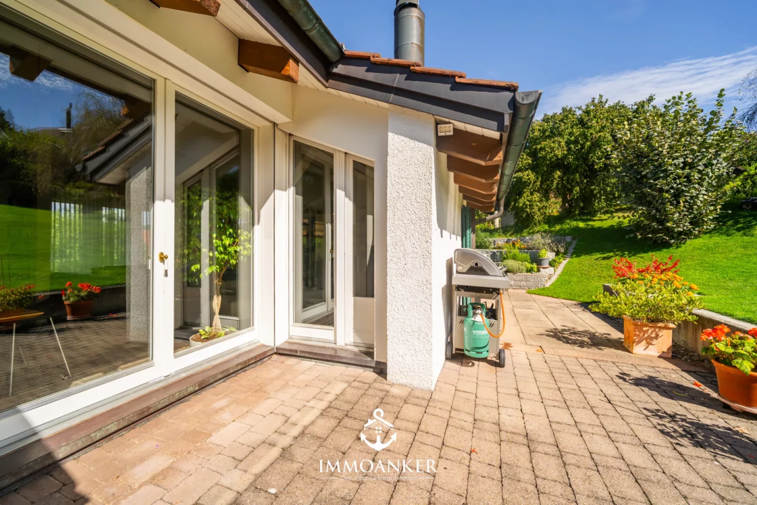Terrasse am Haus mit Gartenblick
