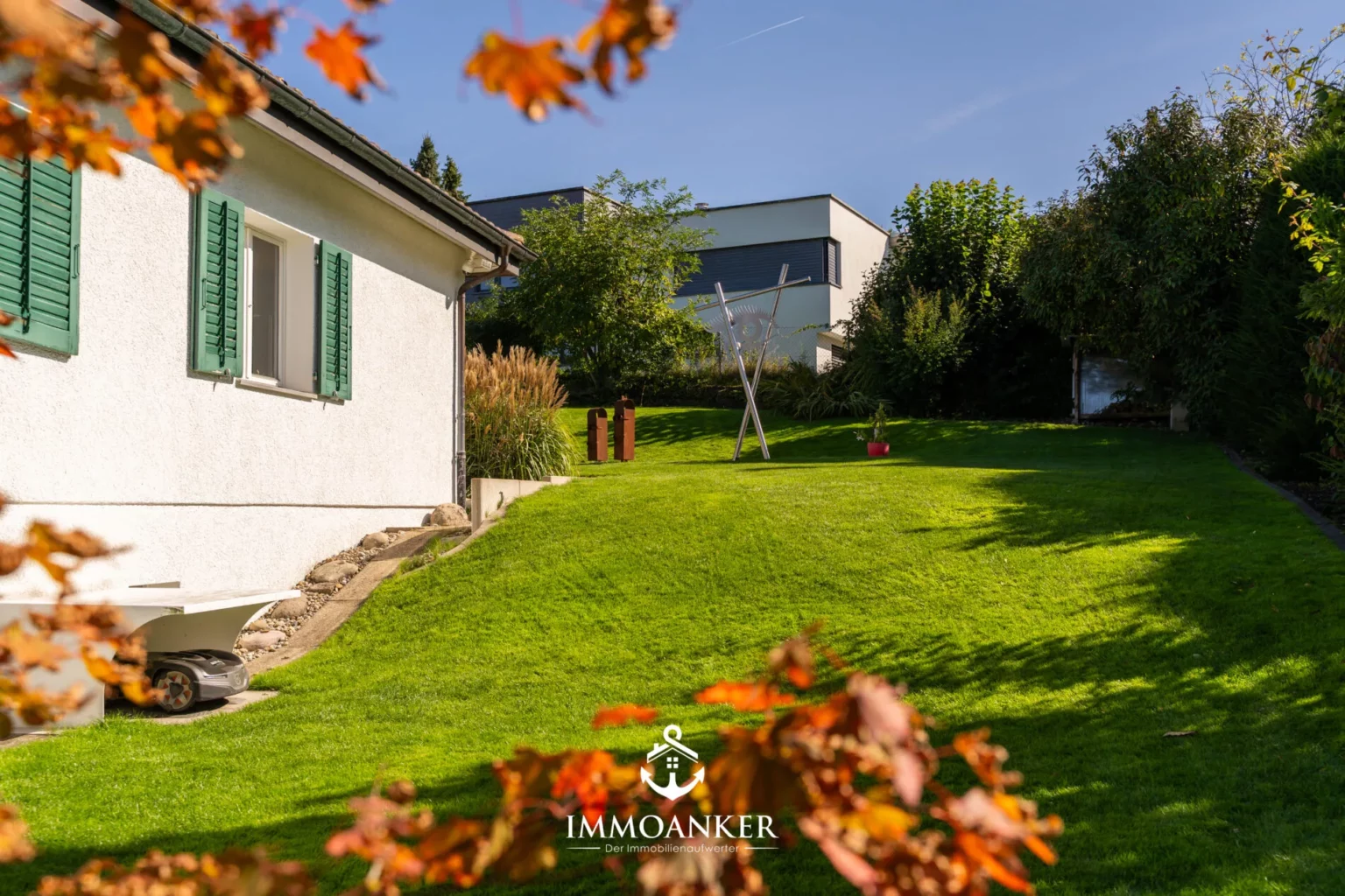 Garten mit Hausfassade