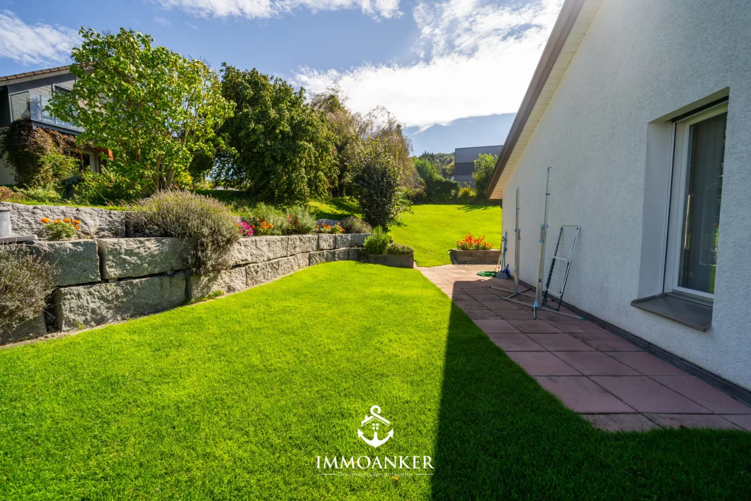 Garten und Hausseite mit Terrasse
