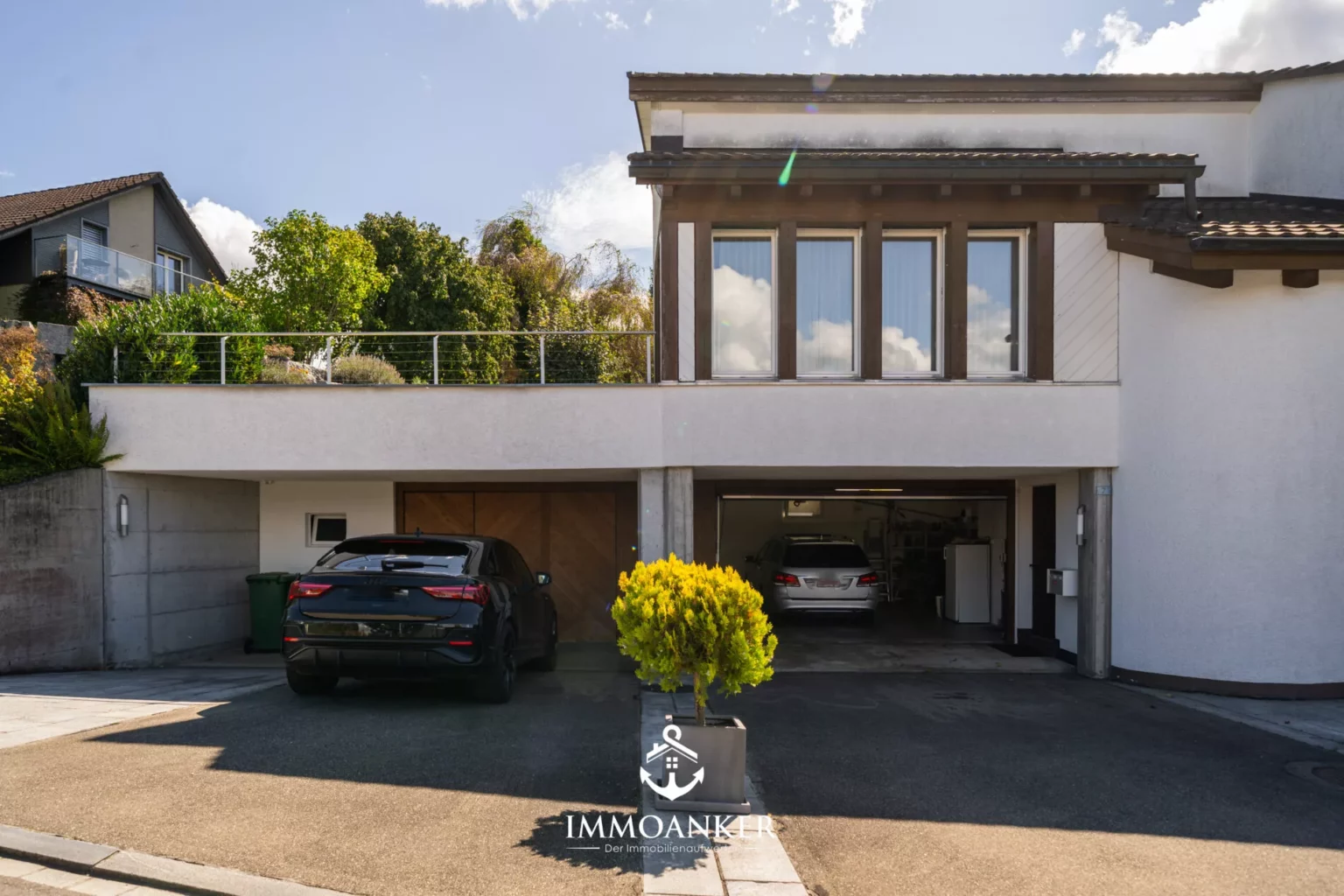 Außenansicht eines Wohnhauses mit Garage