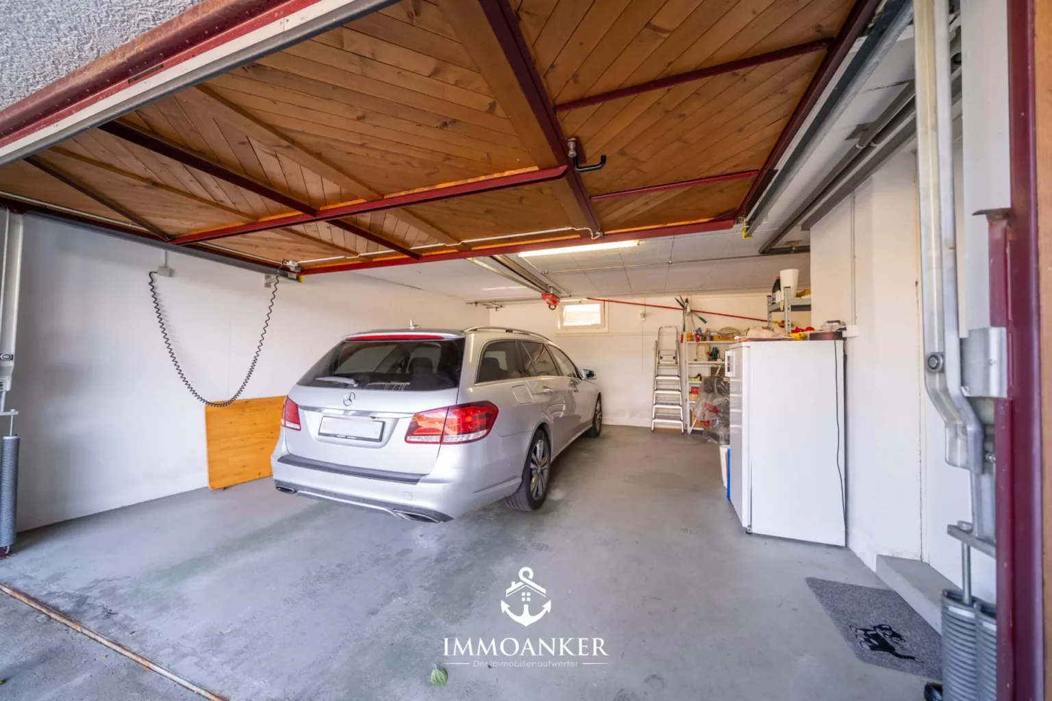 Garage mit abgestelltem Kombi und Stauraum