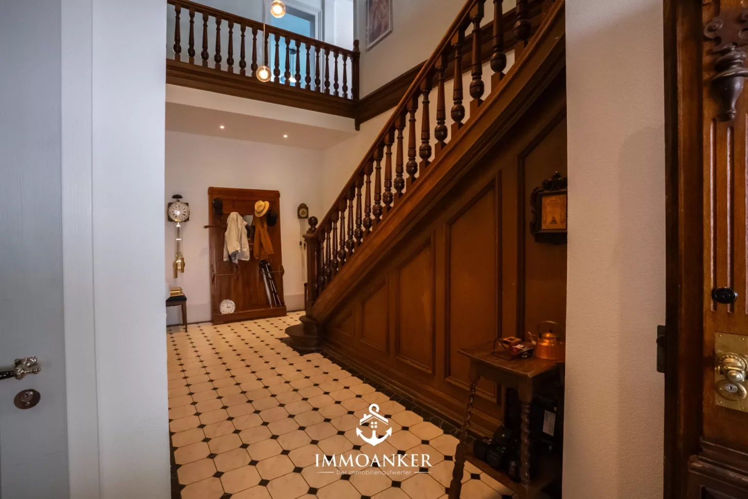 Historische Eingangshalle mit Holztreppe