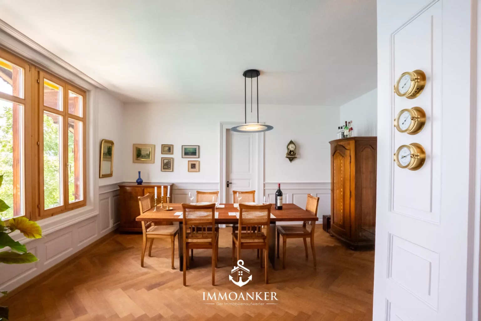 Esszimmer mit klassischen Holzmöbeln
