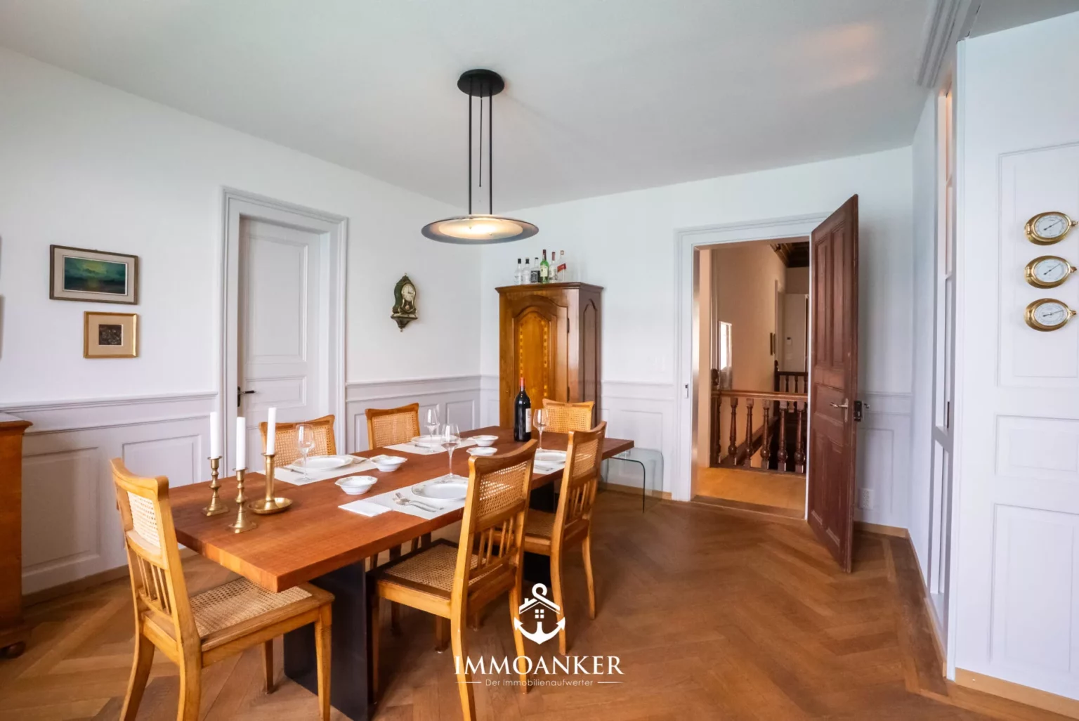Klassisches Esszimmer mit Holztisch