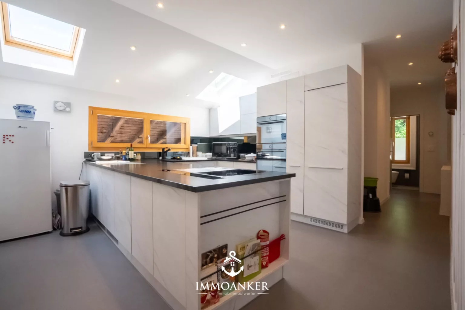 Moderne Küche mit Dachfenstern