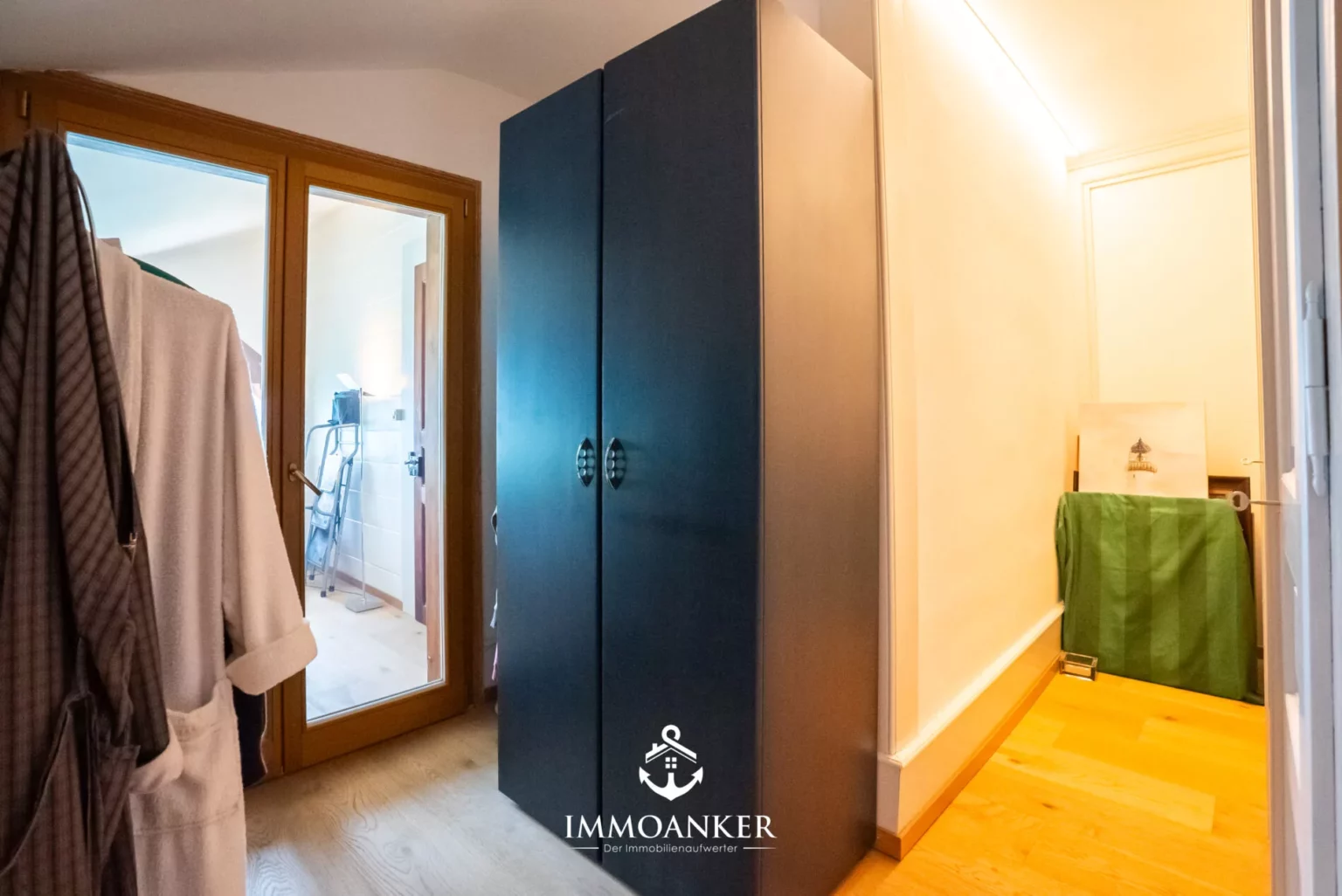 Flur mit Einbauschrank und Glastür