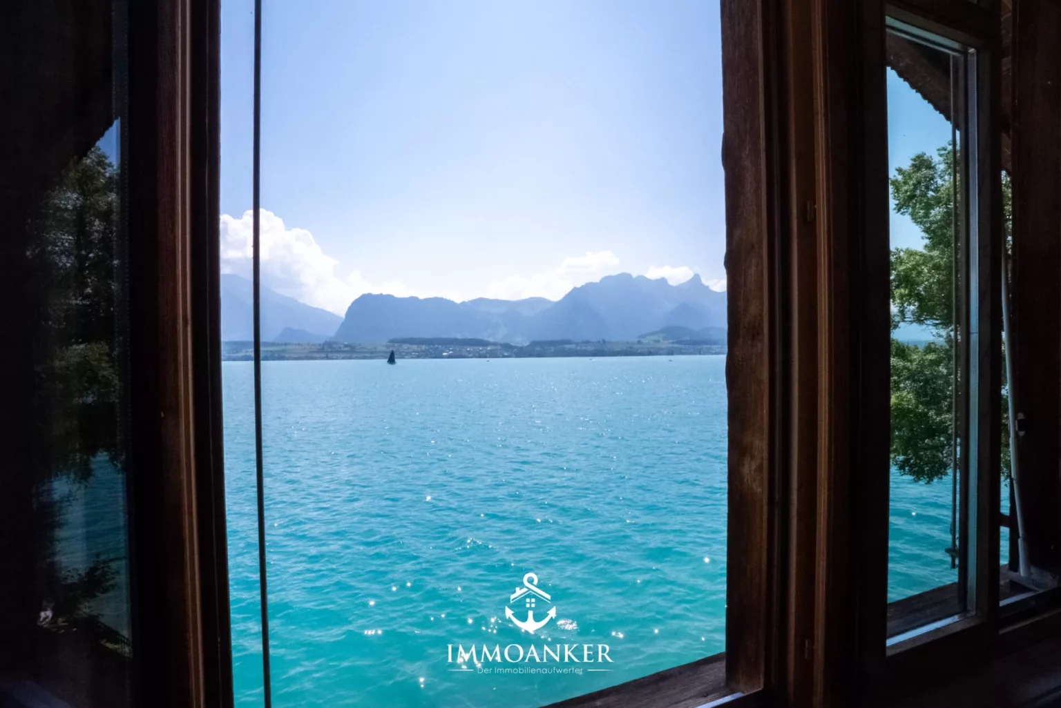 Seeblick durch Holzfenster