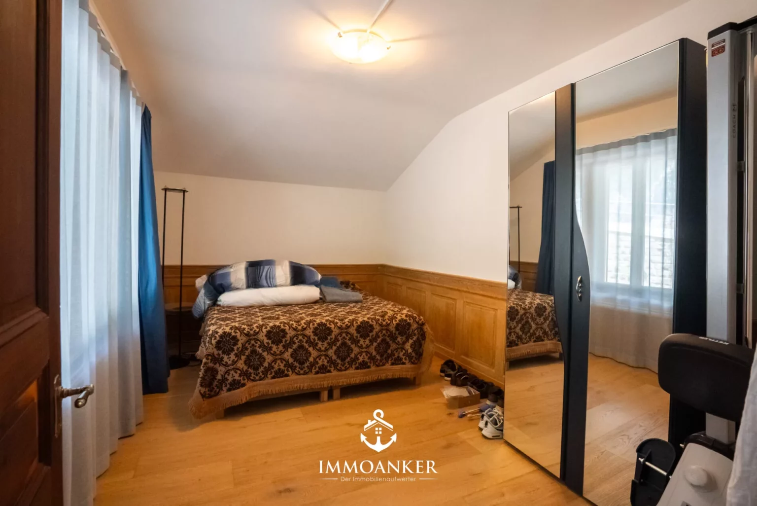 Schlafzimmer mit Dachschräge und Kleiderschrank