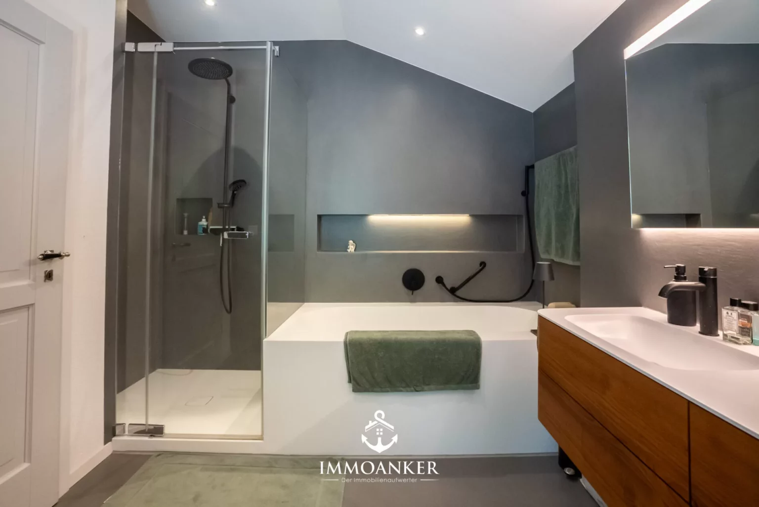 Modernes Badezimmer mit Dusche und Doppelwaschtisch