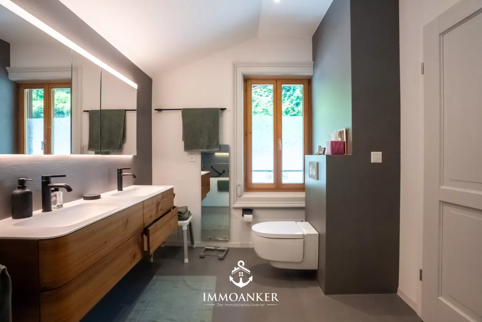 Modernes Badezimmer mit Doppelwaschtisch und WC