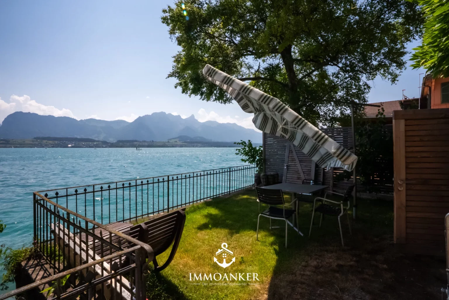 Seeterrasse mit Bergblick