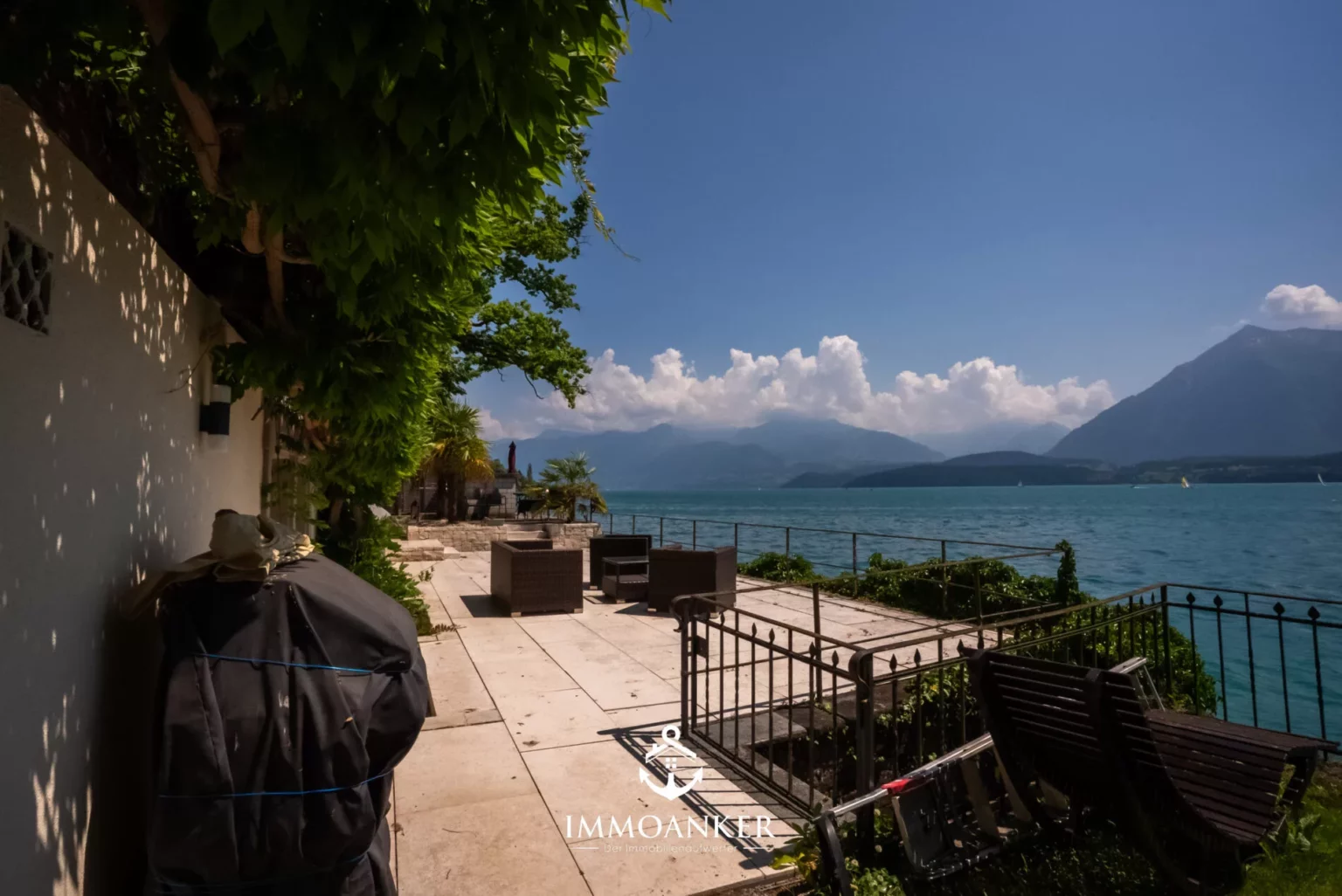 Seeterrasse mit Berg- und Wasserblick