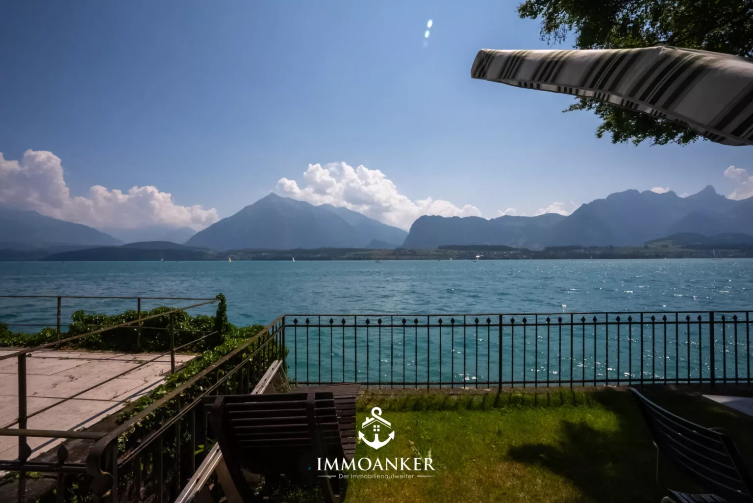Seeblick von einer Terrasse