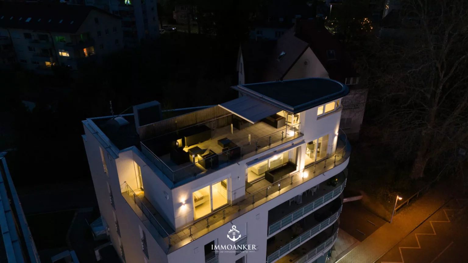 Moderne Dachterrassen-Mehrfamilienhaus bei Nacht
