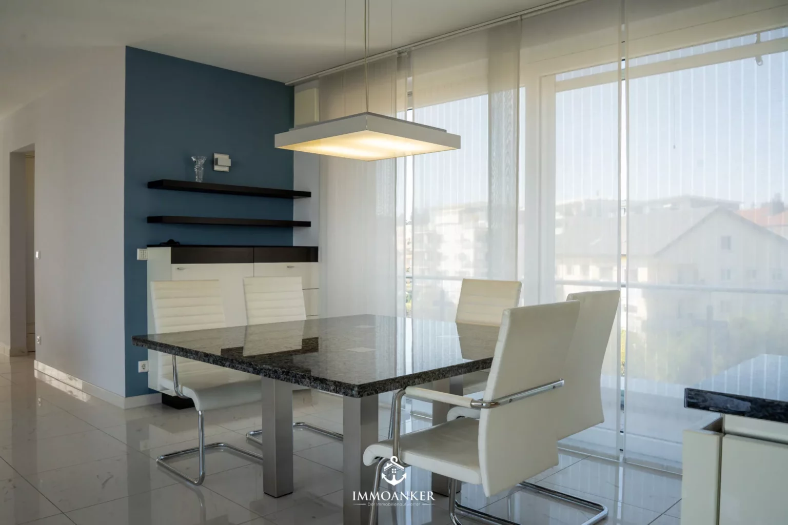 Modernes Esszimmer mit großen Fensterfronten