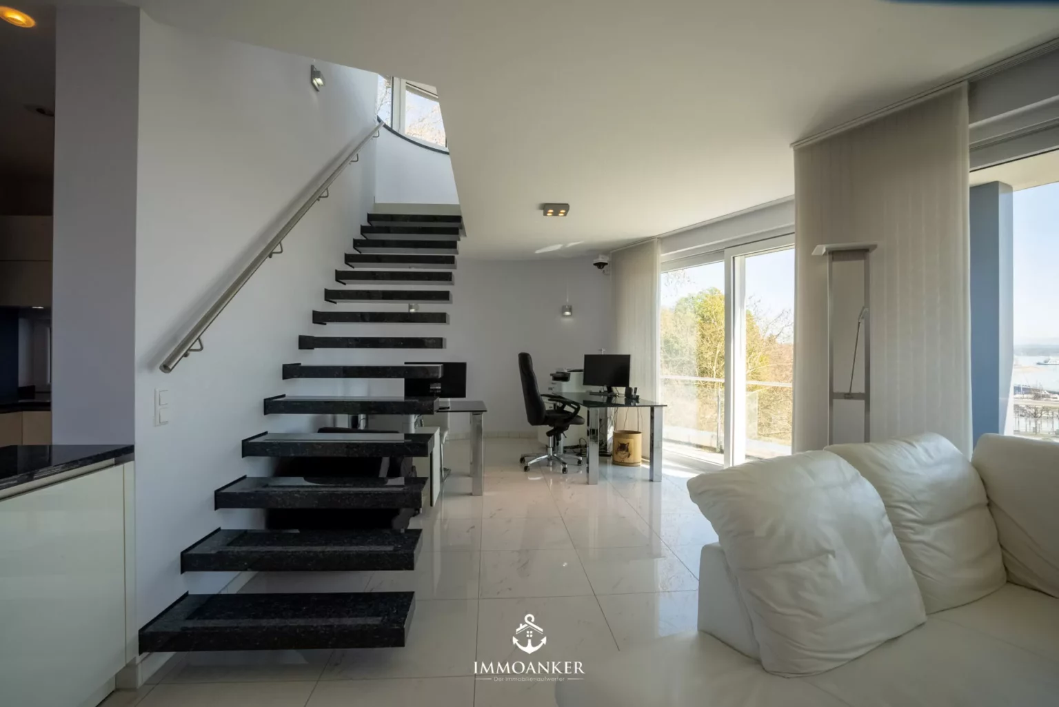 Modernes Wohn- und Arbeitsbereich mit Treppe