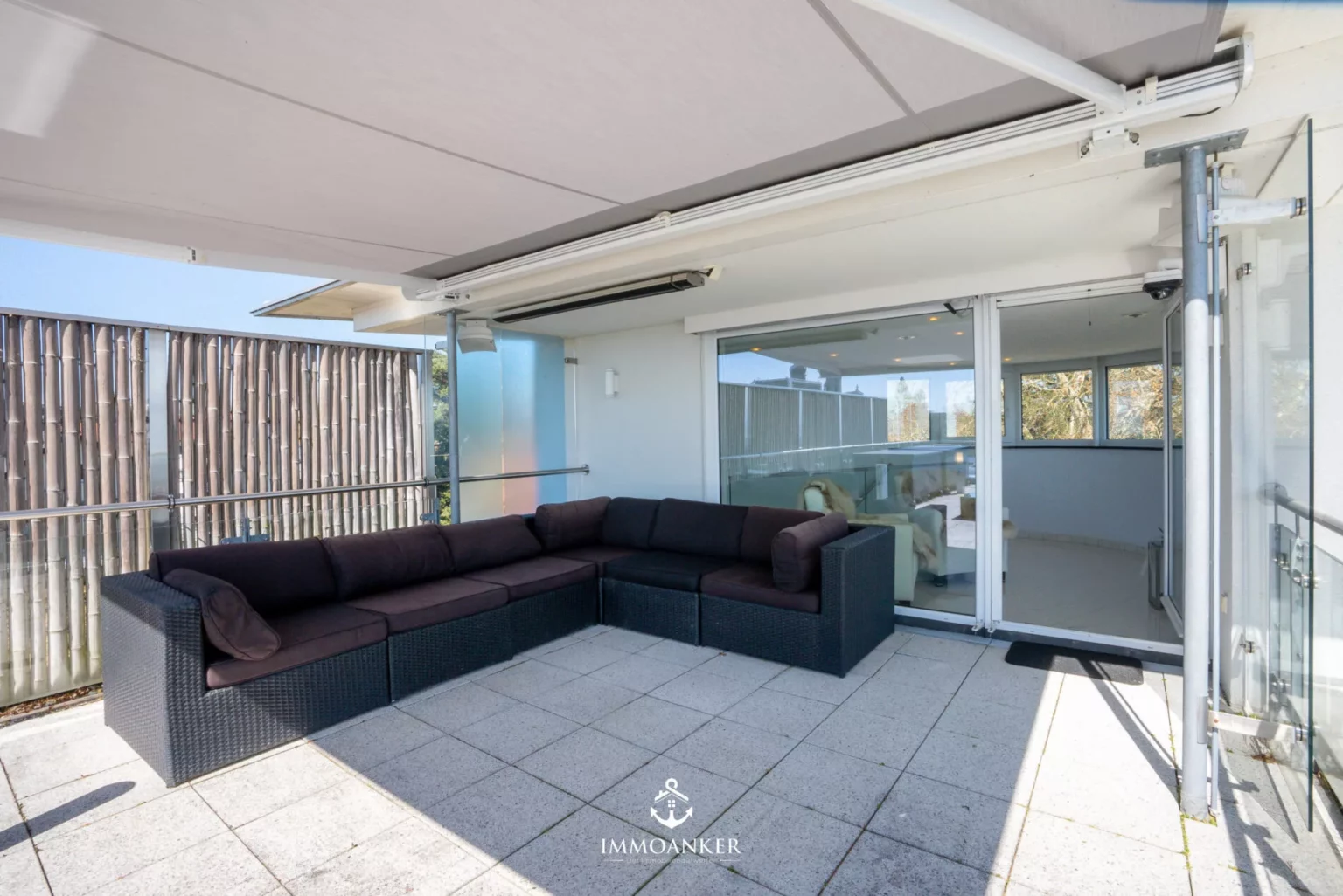 Überdachte Terrasse mit Lounge-Ecke