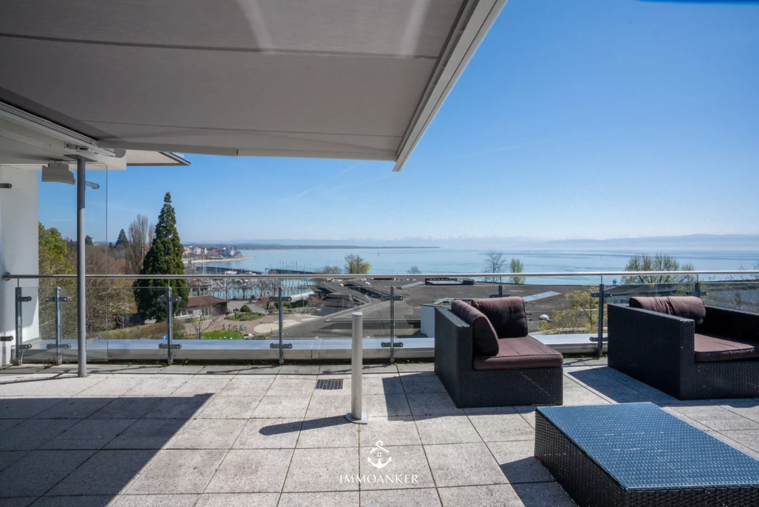 Seeblick-Terrasse mit Lounge-Möbeln