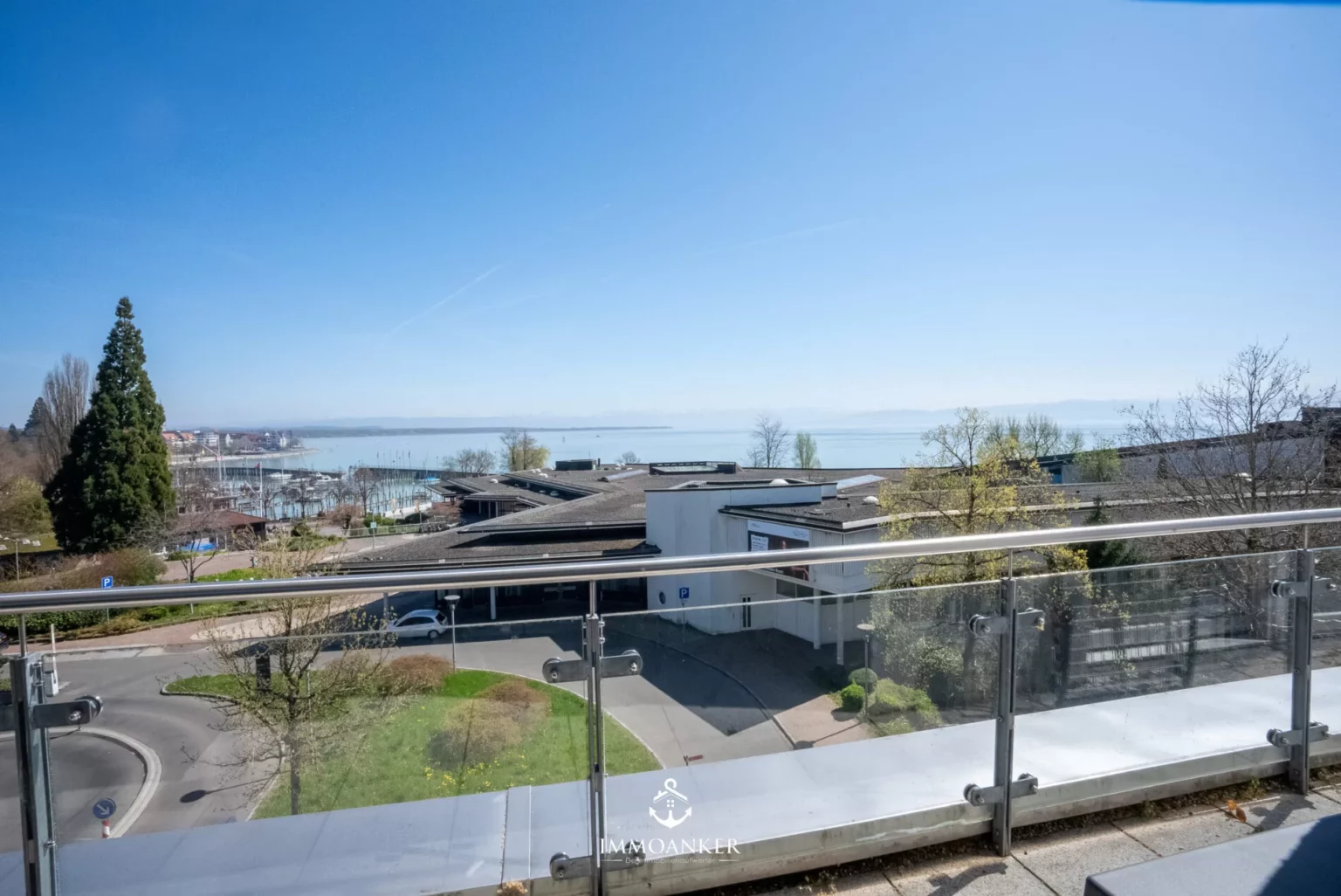 Seeblick von einer Terrasse mit Glasgeländer