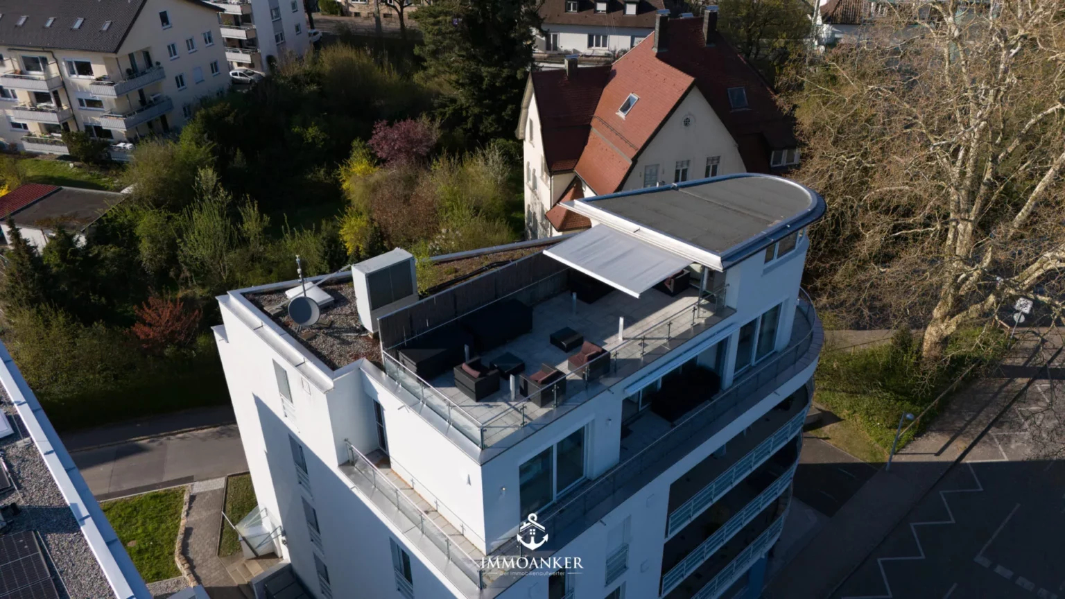 Drohnenaufnahme eines modernen Wohngebäudes mit Dachterrasse