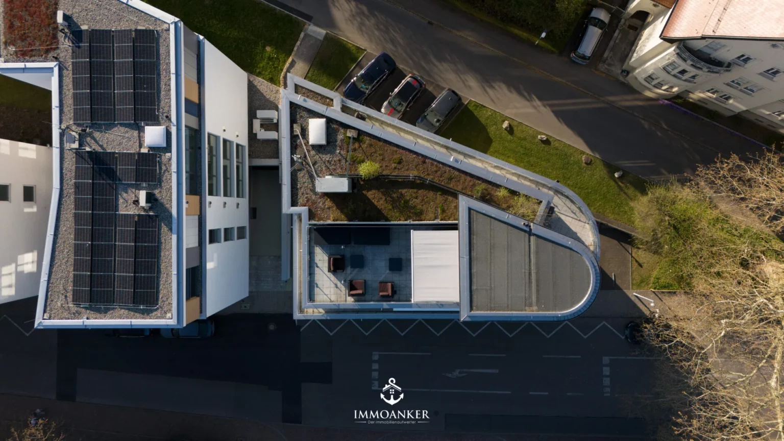 Luftaufnahme eines modernen Gebäudekomplexes mit Solardächern