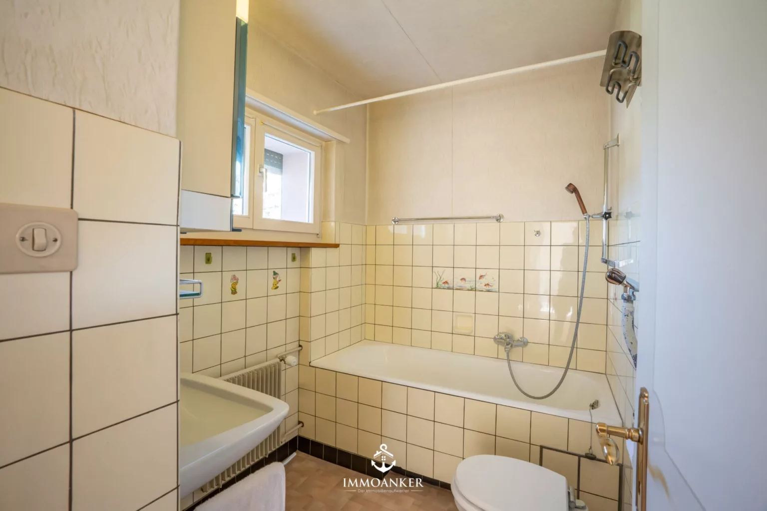 Kleines Badezimmer mit Badewanne