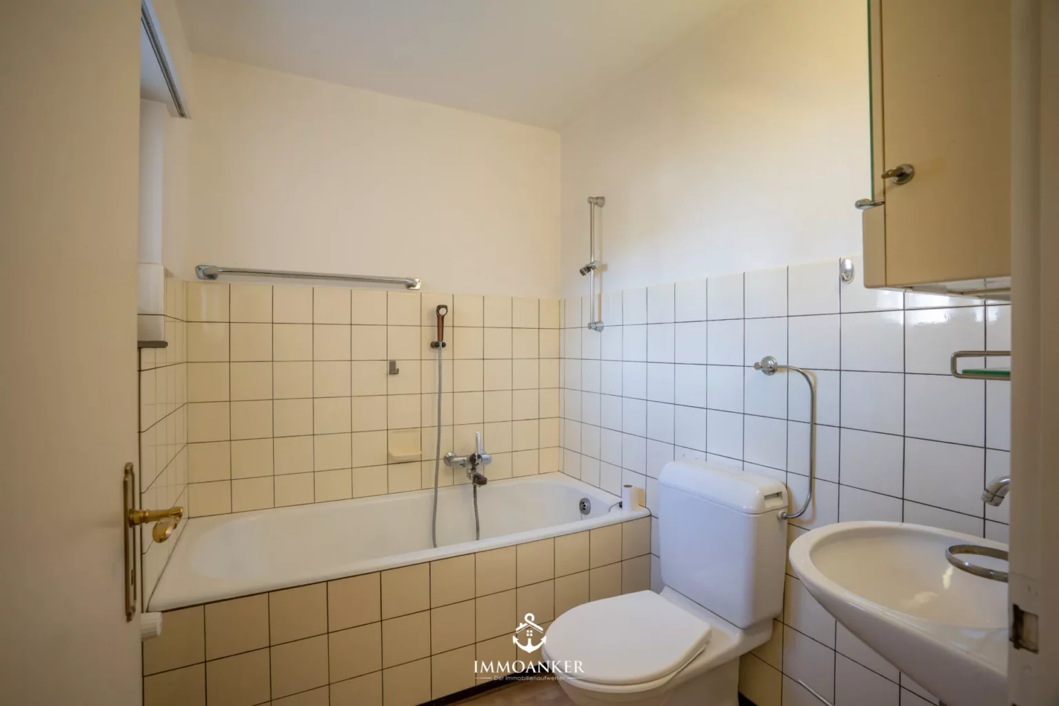 Kleines Badezimmer mit Wanne und WC