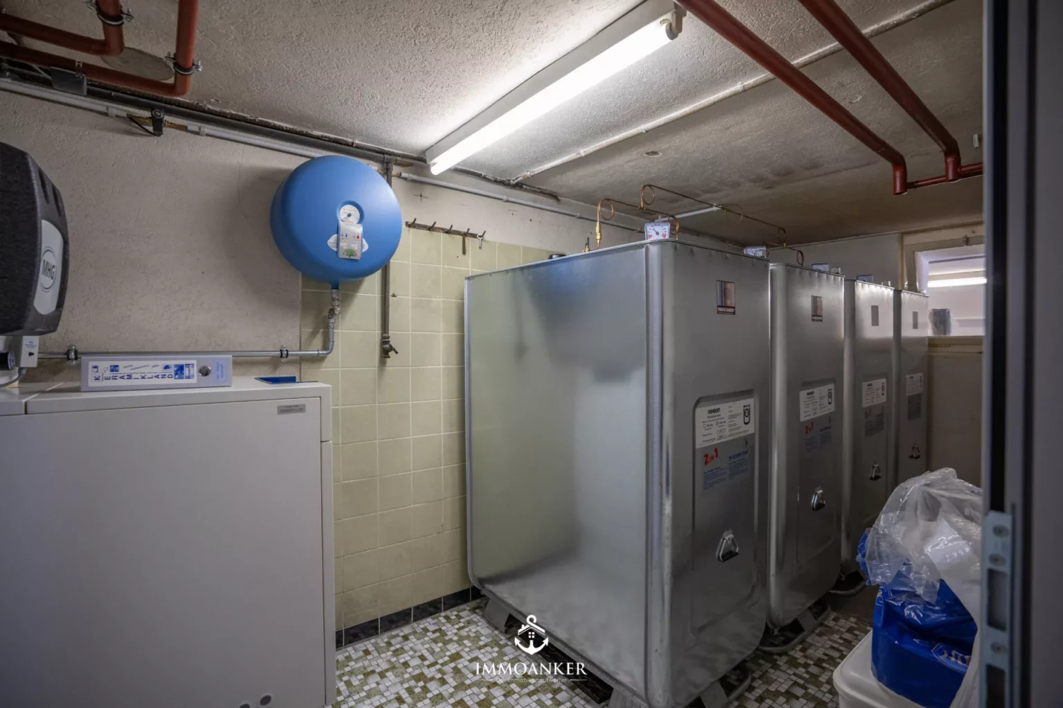 Technikraum mit Heizungs- und Warmwassertechnik