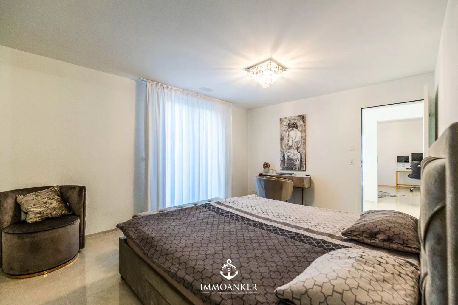 Helles Schlafzimmer mit Ankleidebereich
