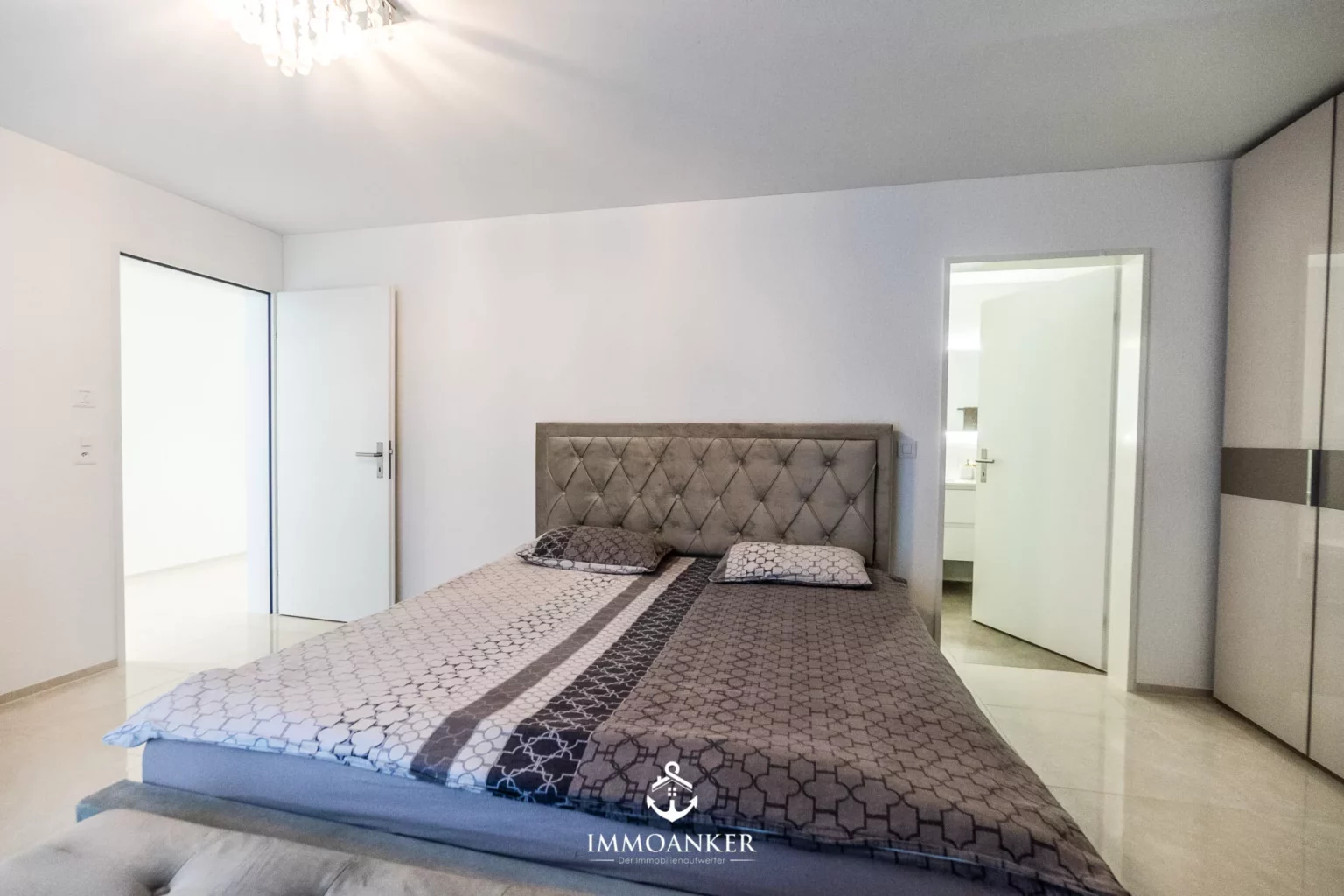 Modernes Schlafzimmer mit Einbauschränken