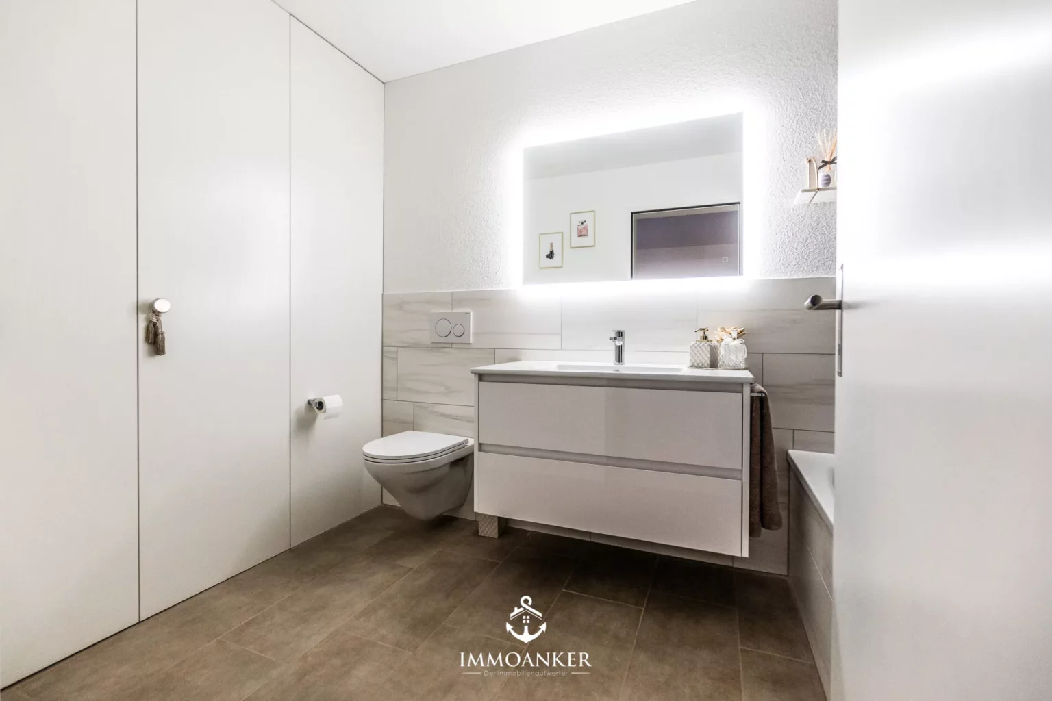 Modernes Badezimmer mit weißem Waschtisch und wandhängendem WC