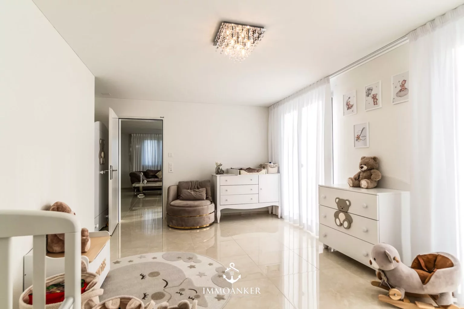 Helles Kinderzimmer mit glänzendem Boden