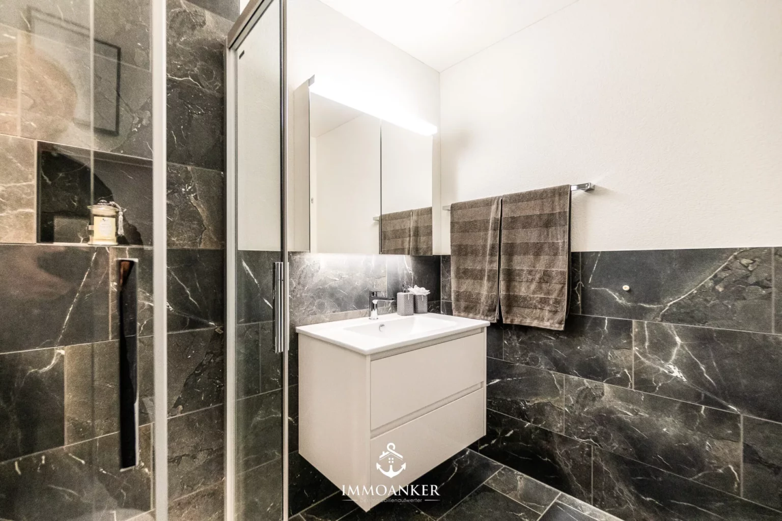 Modernes Badezimmer mit dunkler Steinoptik