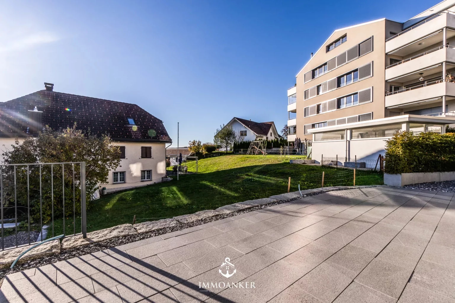 Wohnanlage mit Garten und Terrasse