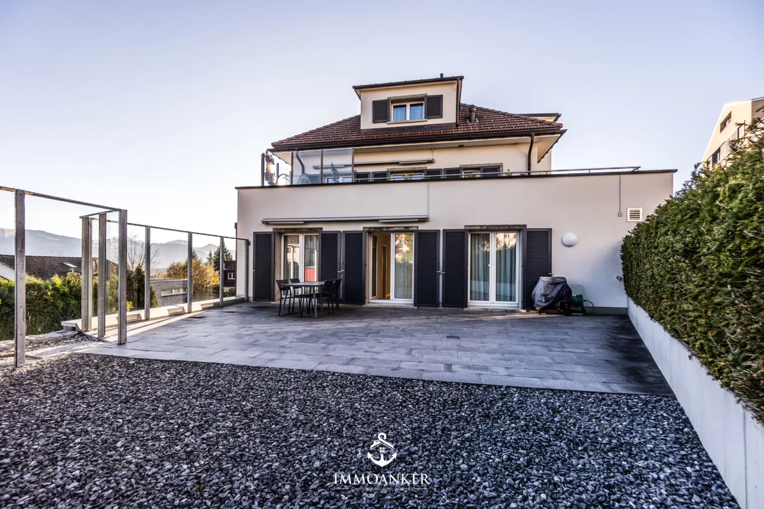 Außenansicht einer modernen Villa mit großer Terrasse