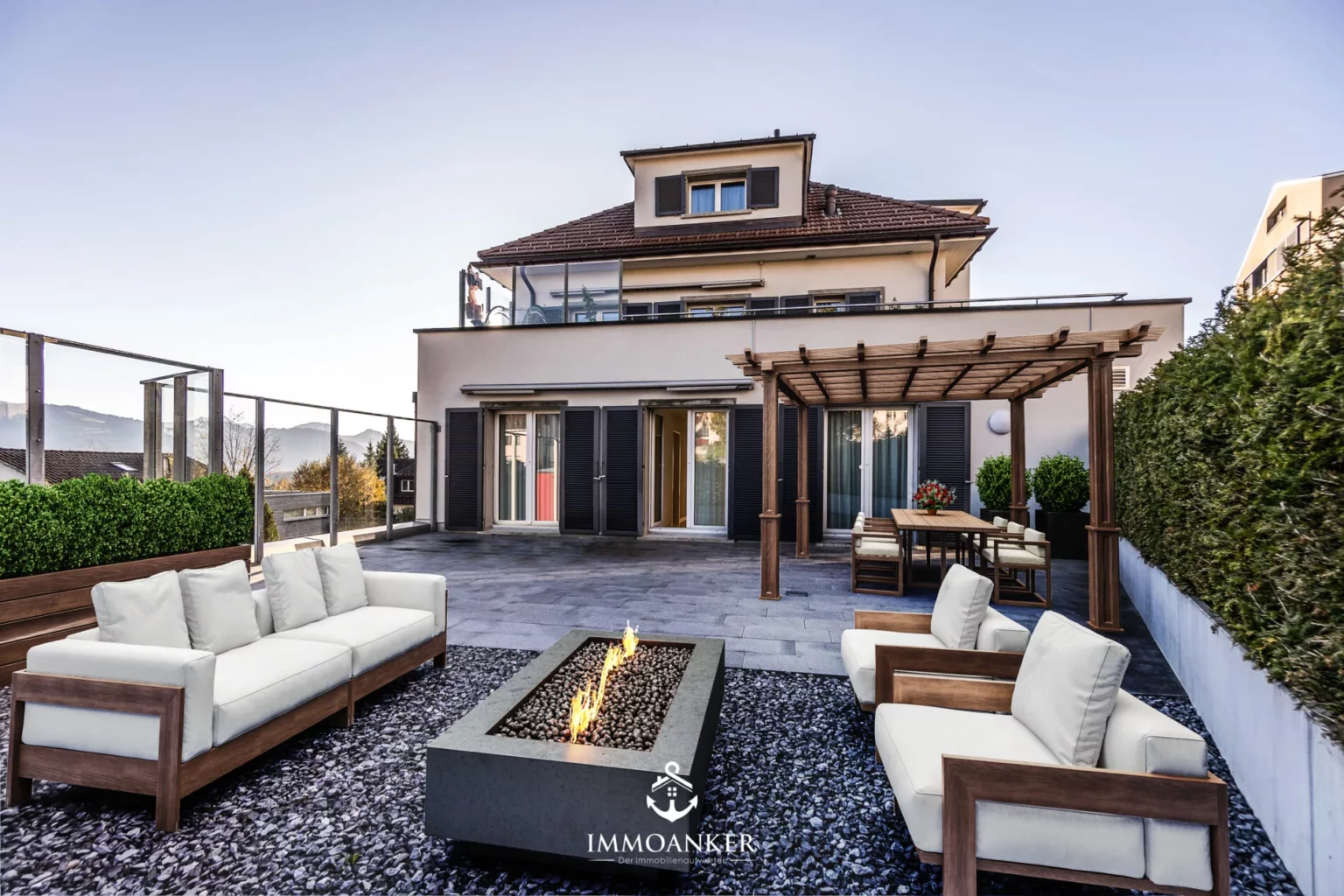 Terrasse mit Lounge und Pergola