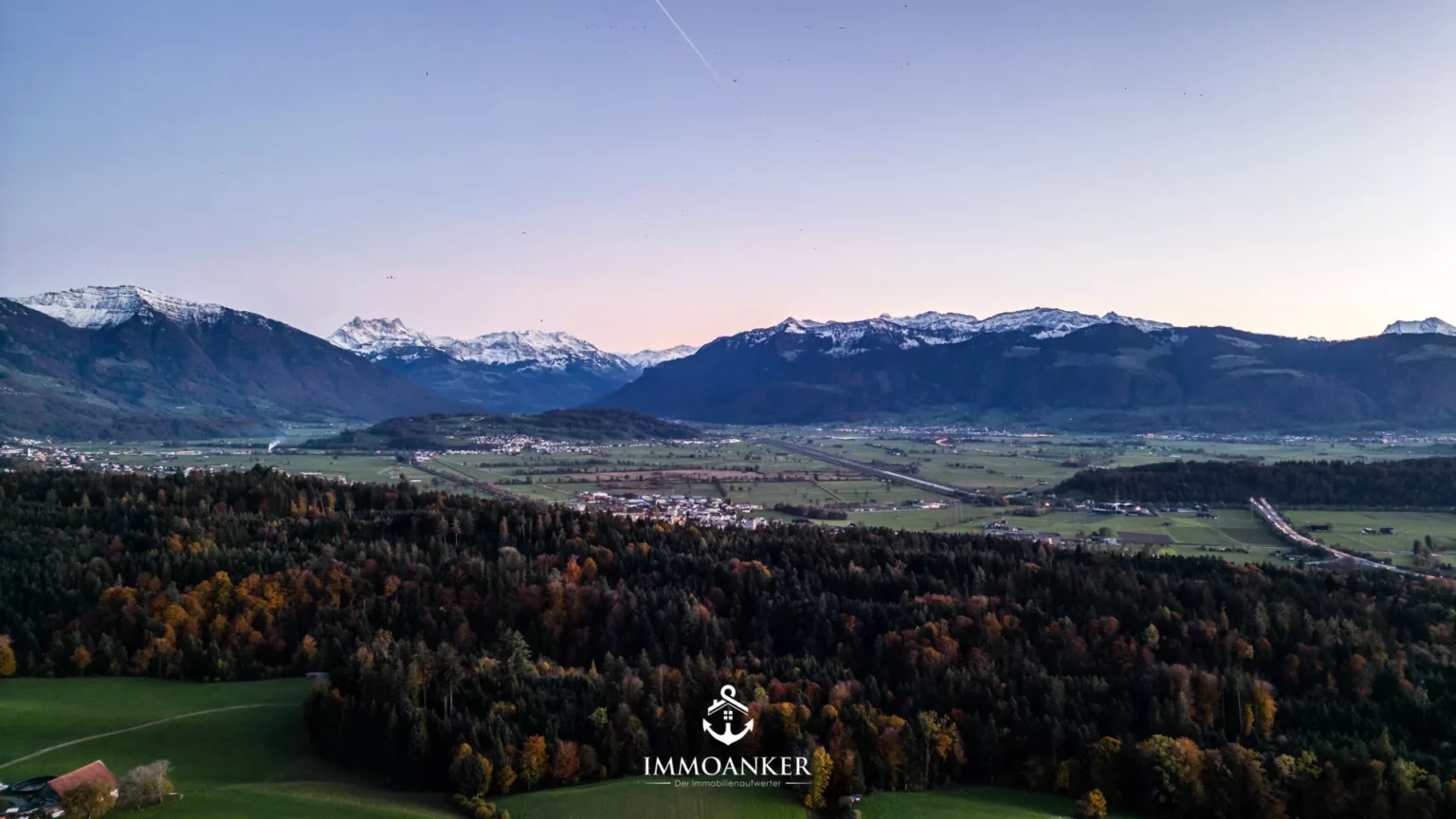 Alpenpanorama über Tal und Wälder