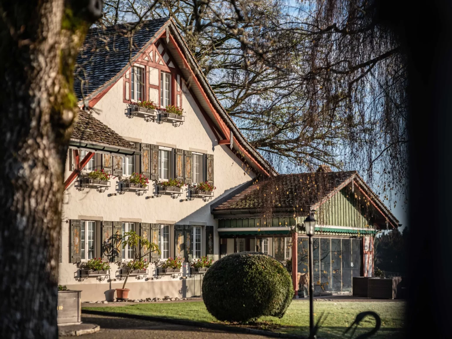 Traditionelles Landhaus mit Satteldach