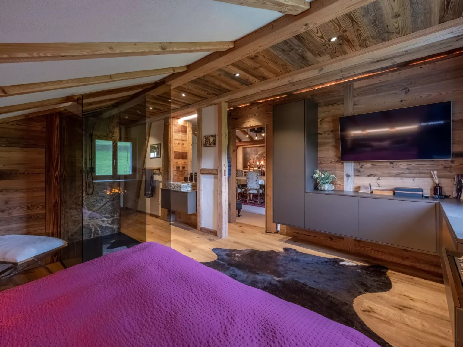 Rustikales Schlafzimmer mit Holzvertäfelung