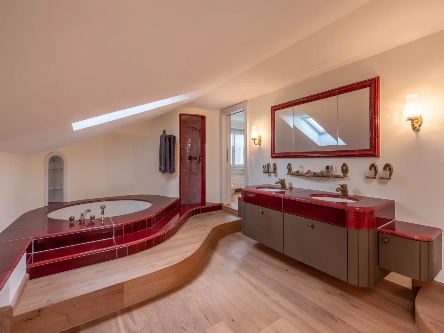 Luxuriöses Badezimmer mit roter Whirlpool-Wanne und Doppelwaschtisch